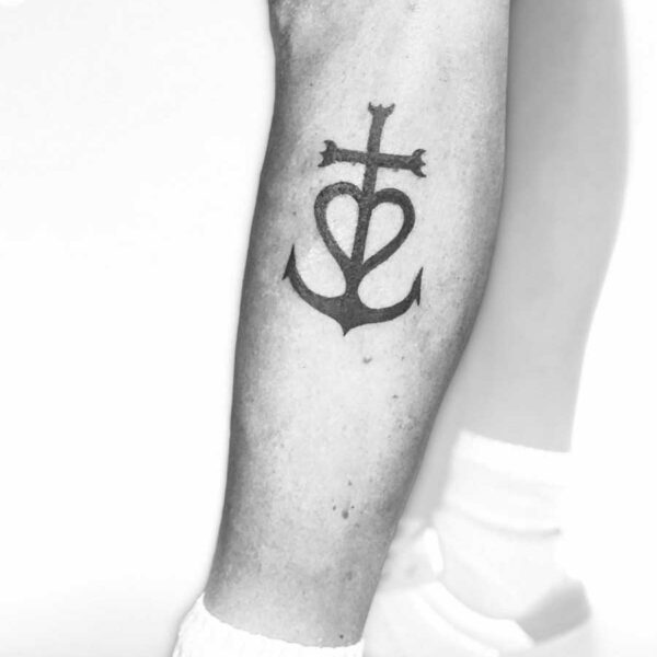 croix_camargaise_ancre_tatouage_mollet