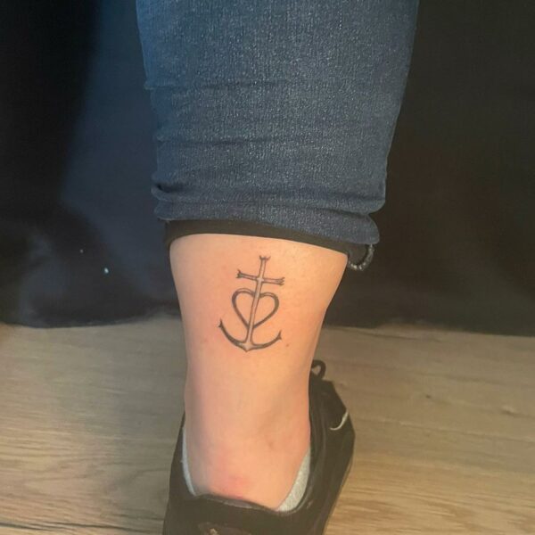 croix_camargaise_tatouage_cheville