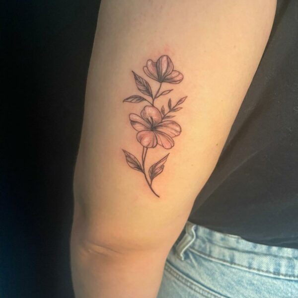 fleur_arriere_bras_tatouage_femme