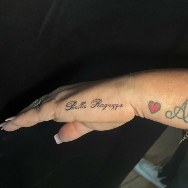 lettrage_italien_ecriture_elegance_tatouage_main