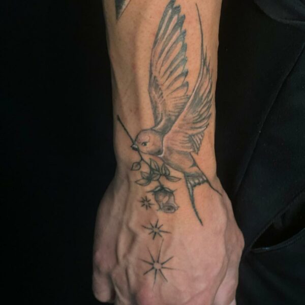 oiseau_brindille_tatouage_main_hirondelle