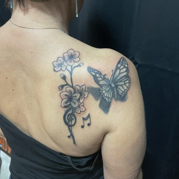 recouvrement_tattoo_rose_fleurs_papillons