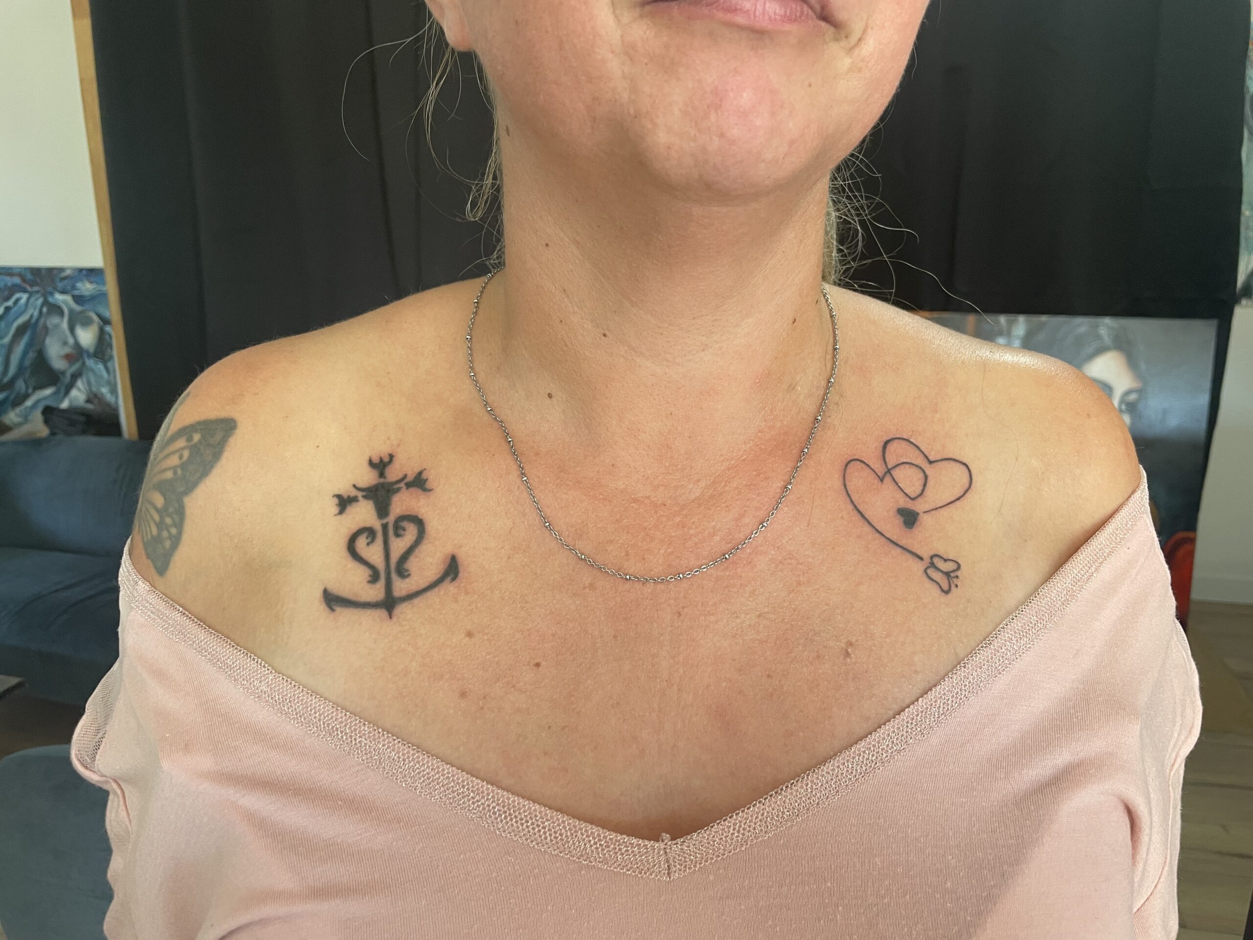 Deux tatouages sur les clavicules, cœurs et ancre