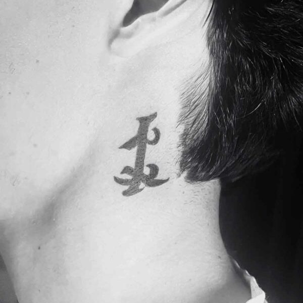 tatouage_cou_symbole
