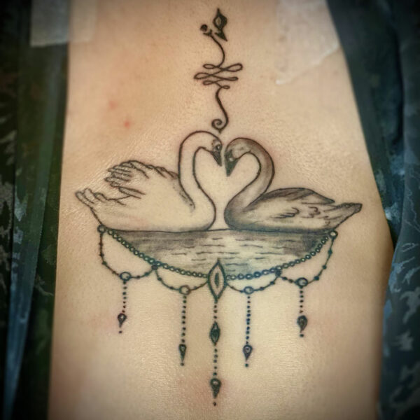 tatouage_cygnes_couple_arabesque_medaillon