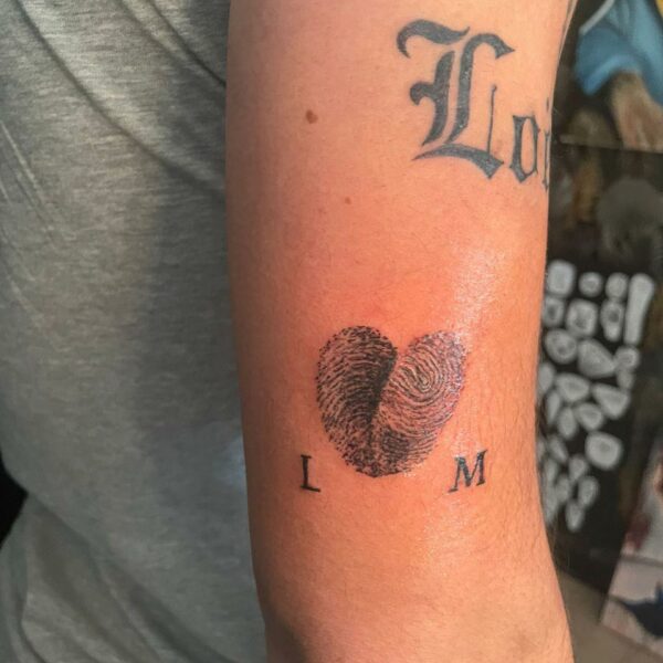 tatouage_empreinte_doigt_coeur_initiales