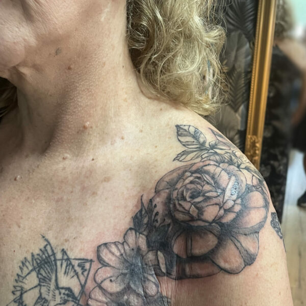 tatouage_epaule_florale